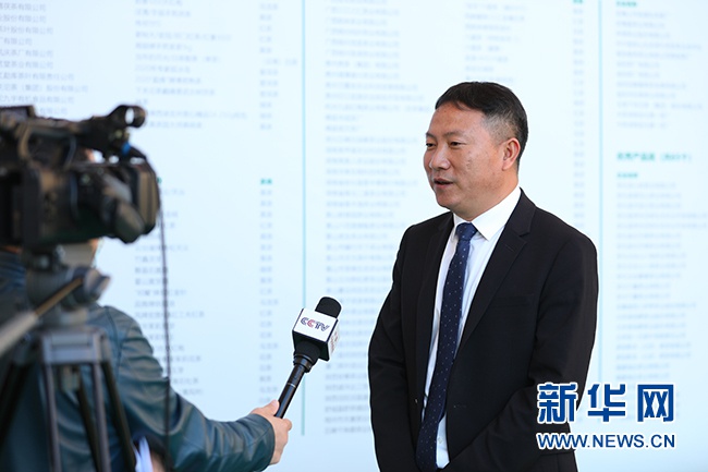 双江县副县长陈斌接受采访.新华网 陈延特 摄