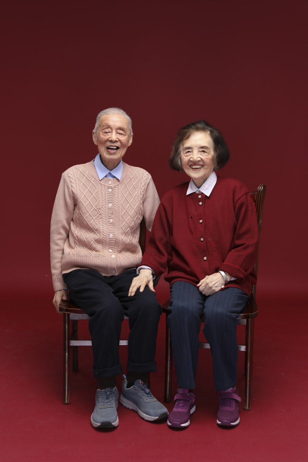 重阳节前夕电子科大为学校23对钻石婚金婚夫妇拍纪念照