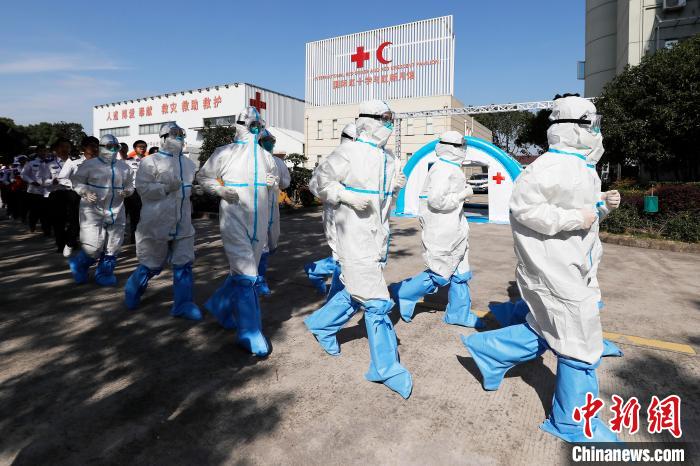 上海第一人民医院医护人员对酒店进行相关防疫措施. 殷立勤 摄