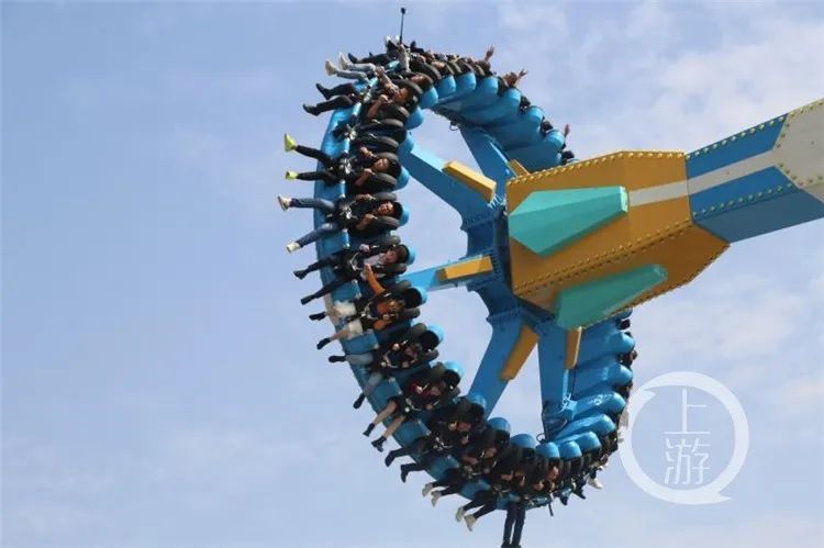 大摆锤排行_玩疯了!过山车+大摆锤,水上乐园坑师妹,陈艾森师兄全程陪同