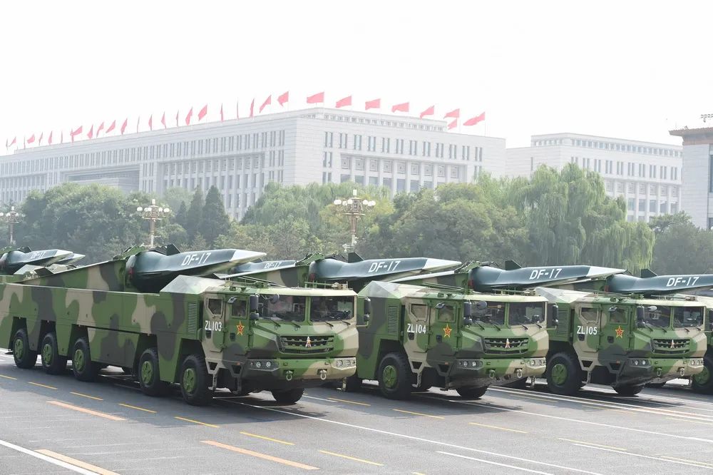 资料图片:"东风"-17常规导弹方队.新华社记者 张国俊 摄