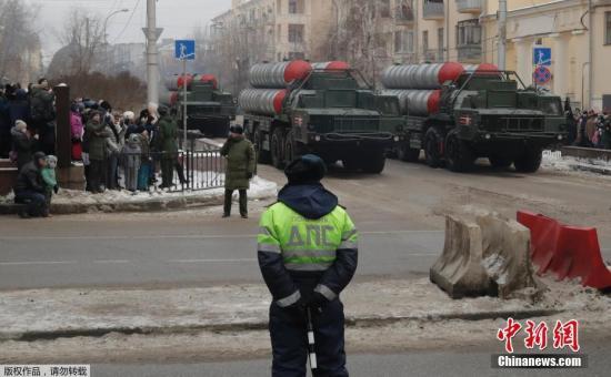 资料图：S-400型防空导弹系统亮相街头。