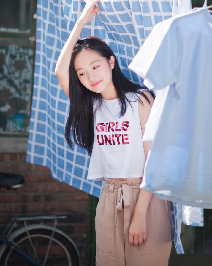 她小小年纪搭档成龙刘德华,签约林心如4年跑龙套,美过关晓彤|杨志雯