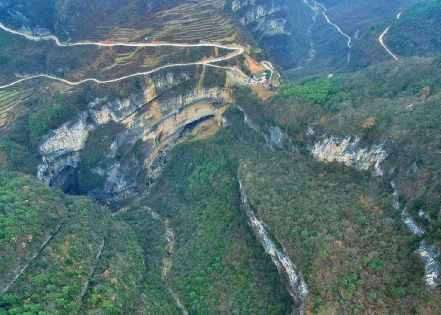 云南惊现神秘天坑,坑中竟还有多户人家,背后还有一段心酸往事|云南|天坑|锅圈