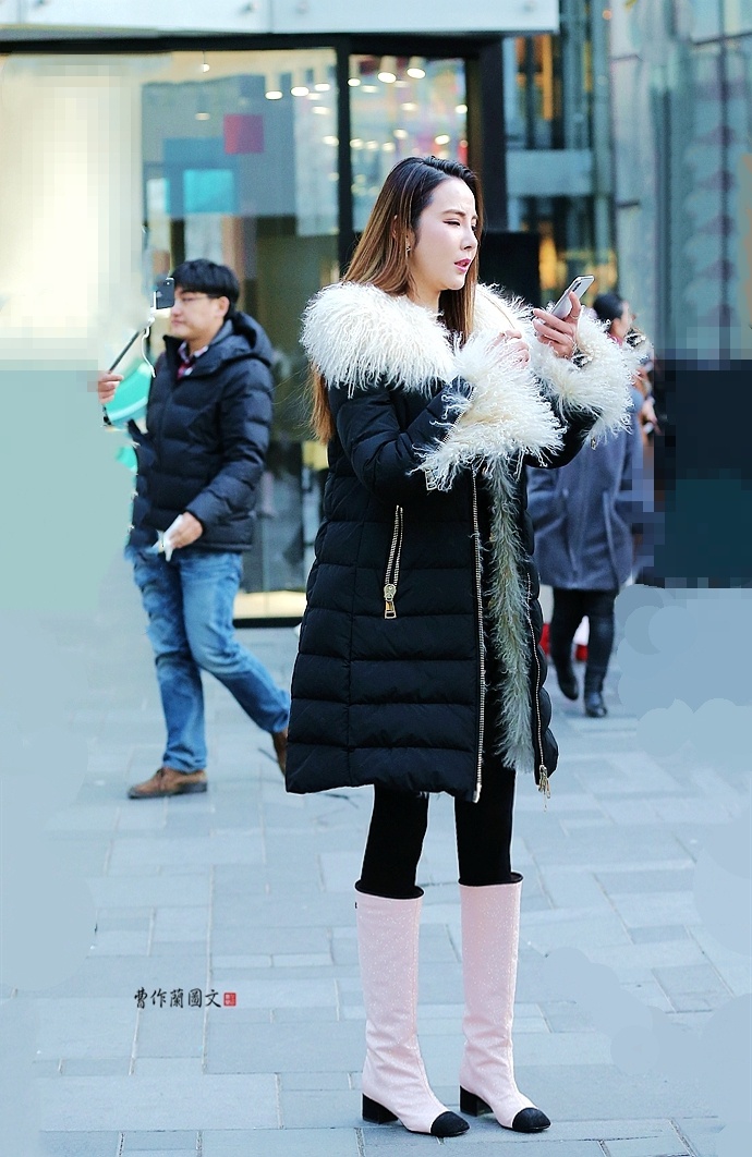 街拍:帅气翻番的白色短靴美女|美女|白色|靴子_新浪新闻