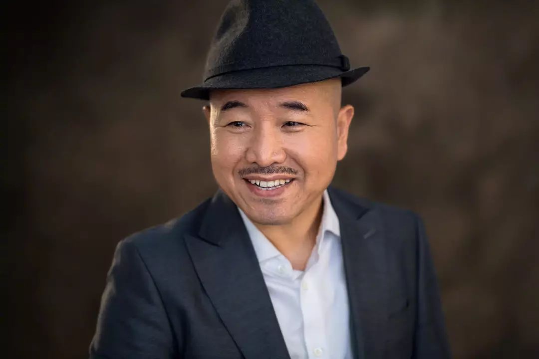 51岁"刘能"王小利,二婚娶80后同事儿女双全,前妻近照颜值颇高