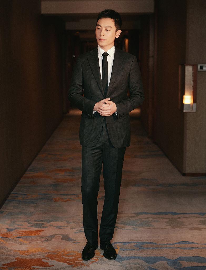 朱亚文文艺晚会深情朗诵致敬英雄 西装写真绅士有型展示成熟魅力