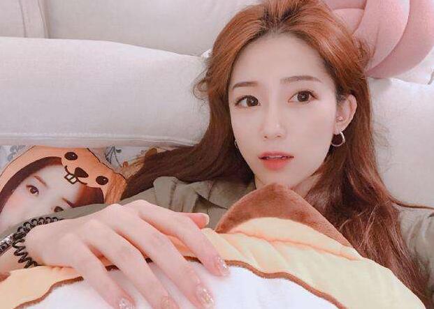 除此之外,我们看到串哥和女友的事情也是大家吐槽的