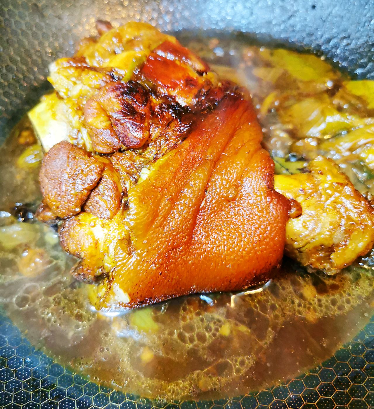 红烧肘子这么做,色亮酥烂肥而不腻,满满的胶原蛋白,喝趴老丈人