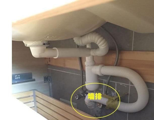 相比地排排水,勉强能够放下,但无论哪种排水方式,都得先确定洗衣机