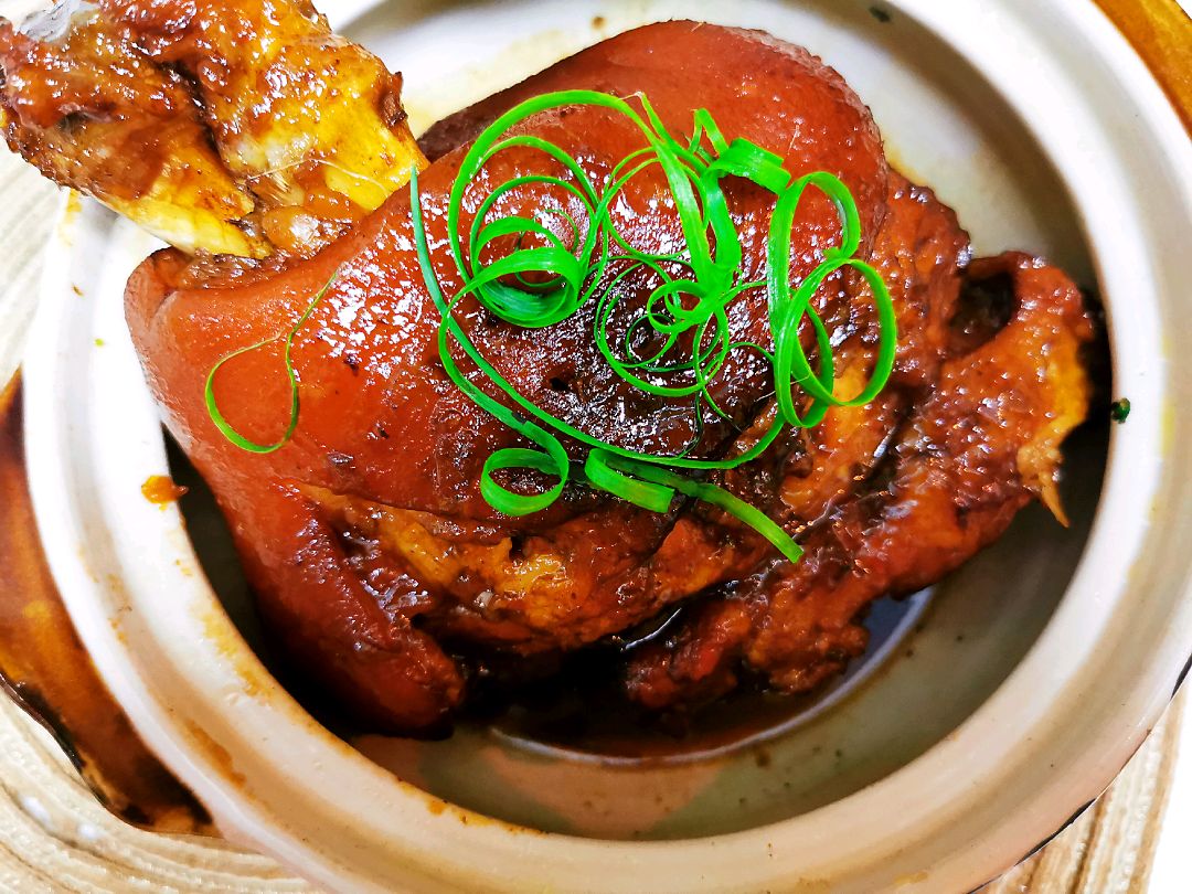 红烧肘子这么做,色亮酥烂肥而不腻,满满的胶原蛋白,喝趴老丈人