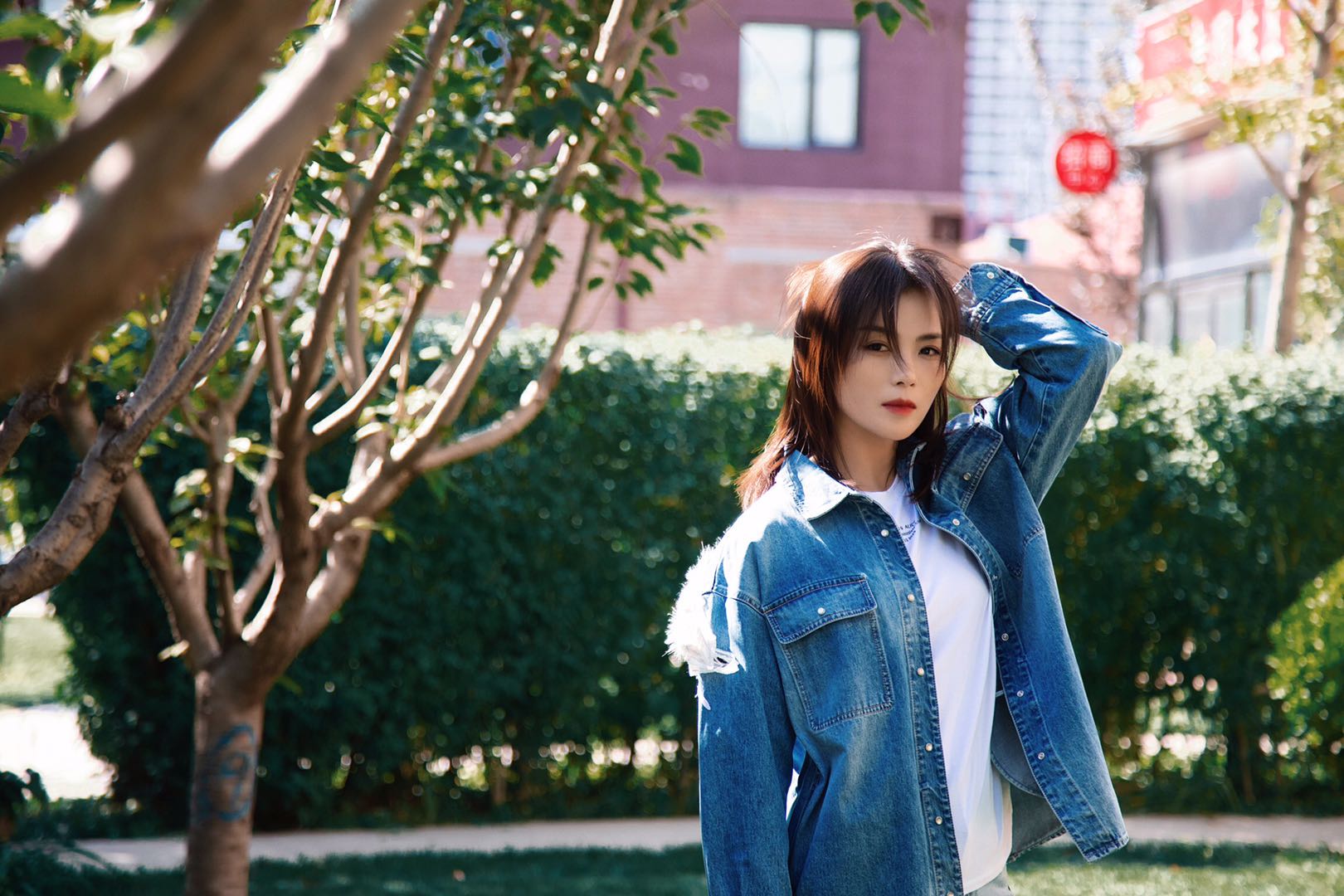 刘涛穿牛仔套装,像是邻家大姐姐,可接地气了