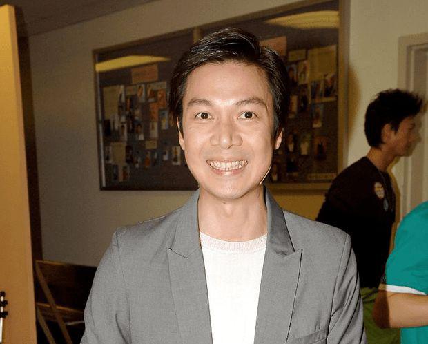 56岁梁荣忠接受采访,头发花白尽显老态,一生不娶已活出新自我