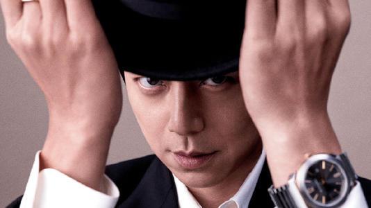 但却将自己的头转向了一旁,眼神中带着不甘,却又不得不妥协的意味