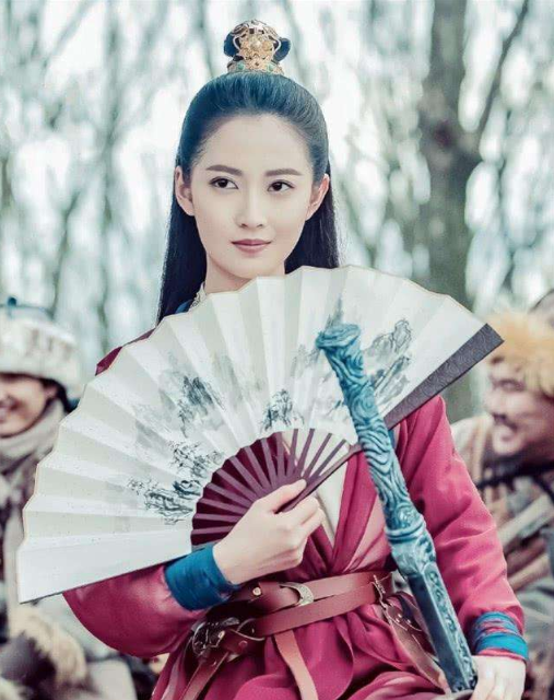 贾静雯的古装版型也很清纯,虽然以前化妆技术和造型没那么精致,但是却