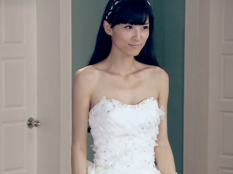 赵霁饰演的宛瑜也是一个很搞怪的角色,她作为家世最显赫的白富美,却