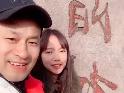 54岁蔡维利携娇妻拍视频,合唱默契十足,网友却调侃美颜夸张