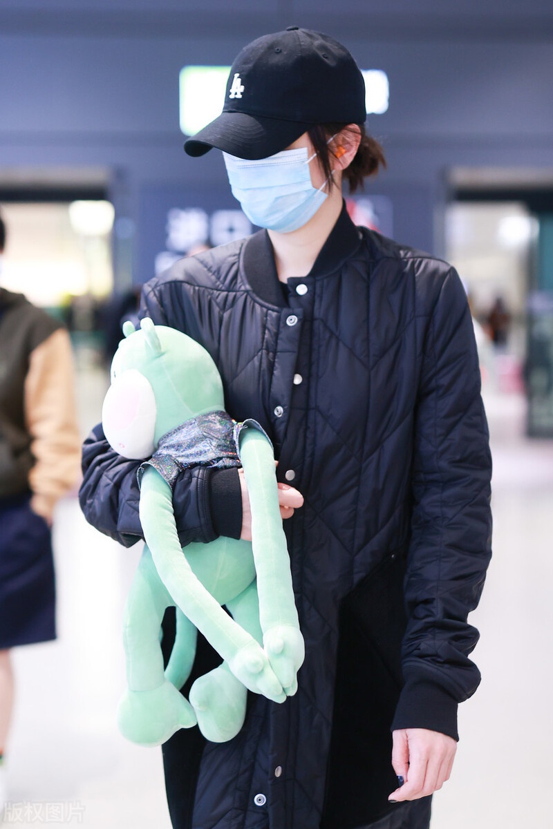 她头戴黑色棒球帽,口罩遮面,十分低调.今天,宋佳现身上海机场