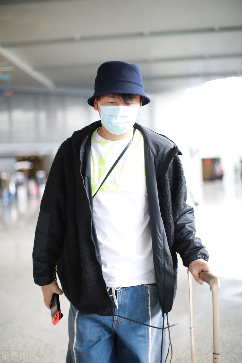 这位大叔穿得很有型雷佳音现身机场渔夫帽lv行李箱超时髦