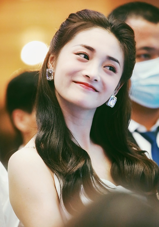 周洁琼卷发造型穿白纱裙清纯可爱,见粉丝挥手比v笑眼弯弯超甜