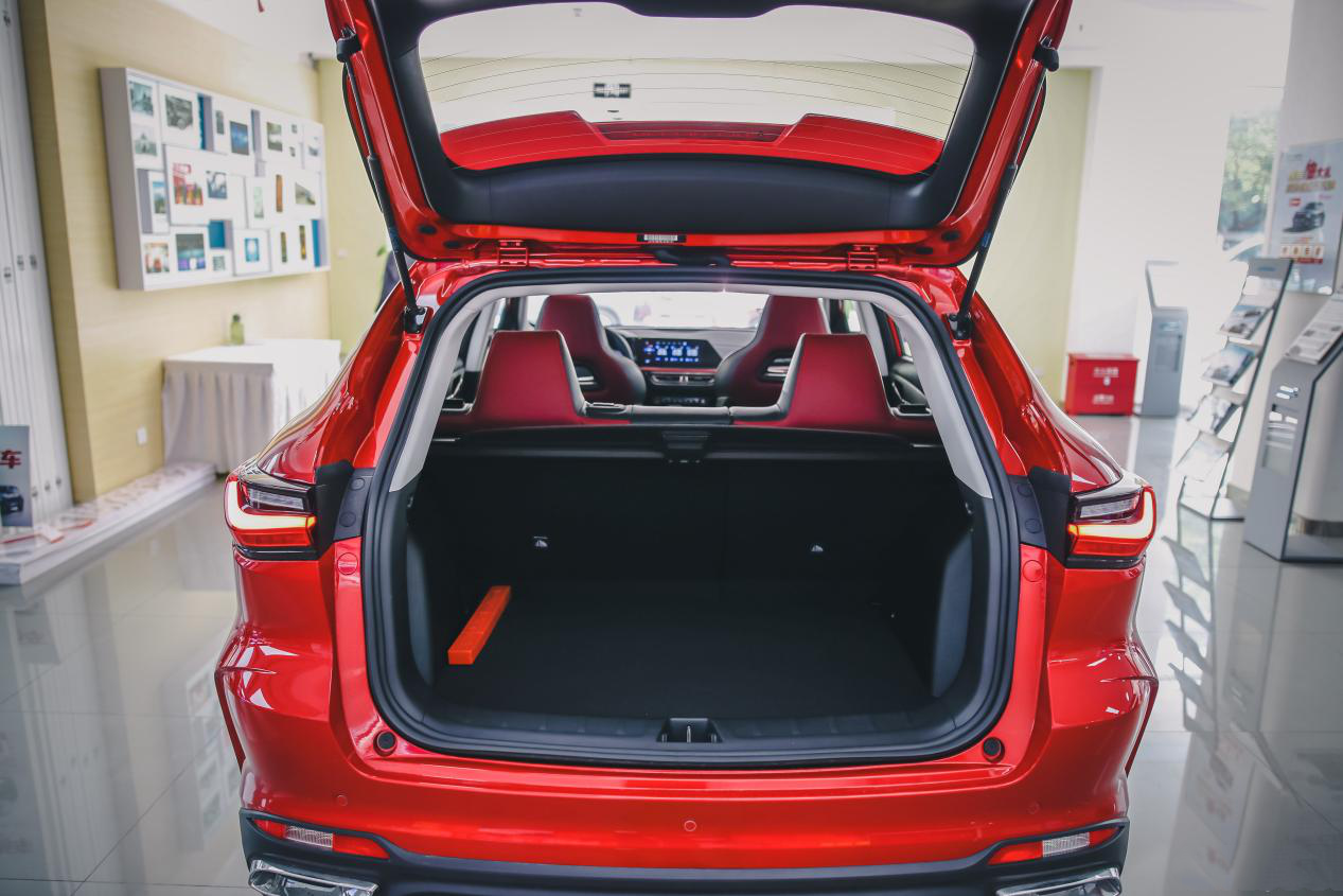 打开长安欧尚x5的后备箱,车内地台较低,提供了不错的装载高度.