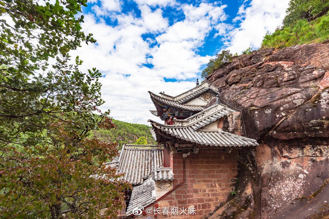 石钟寺石窟区最为出名