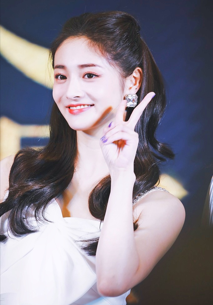周洁琼卷发造型穿白纱裙清纯可爱,见粉丝挥手比v笑眼弯弯超甜