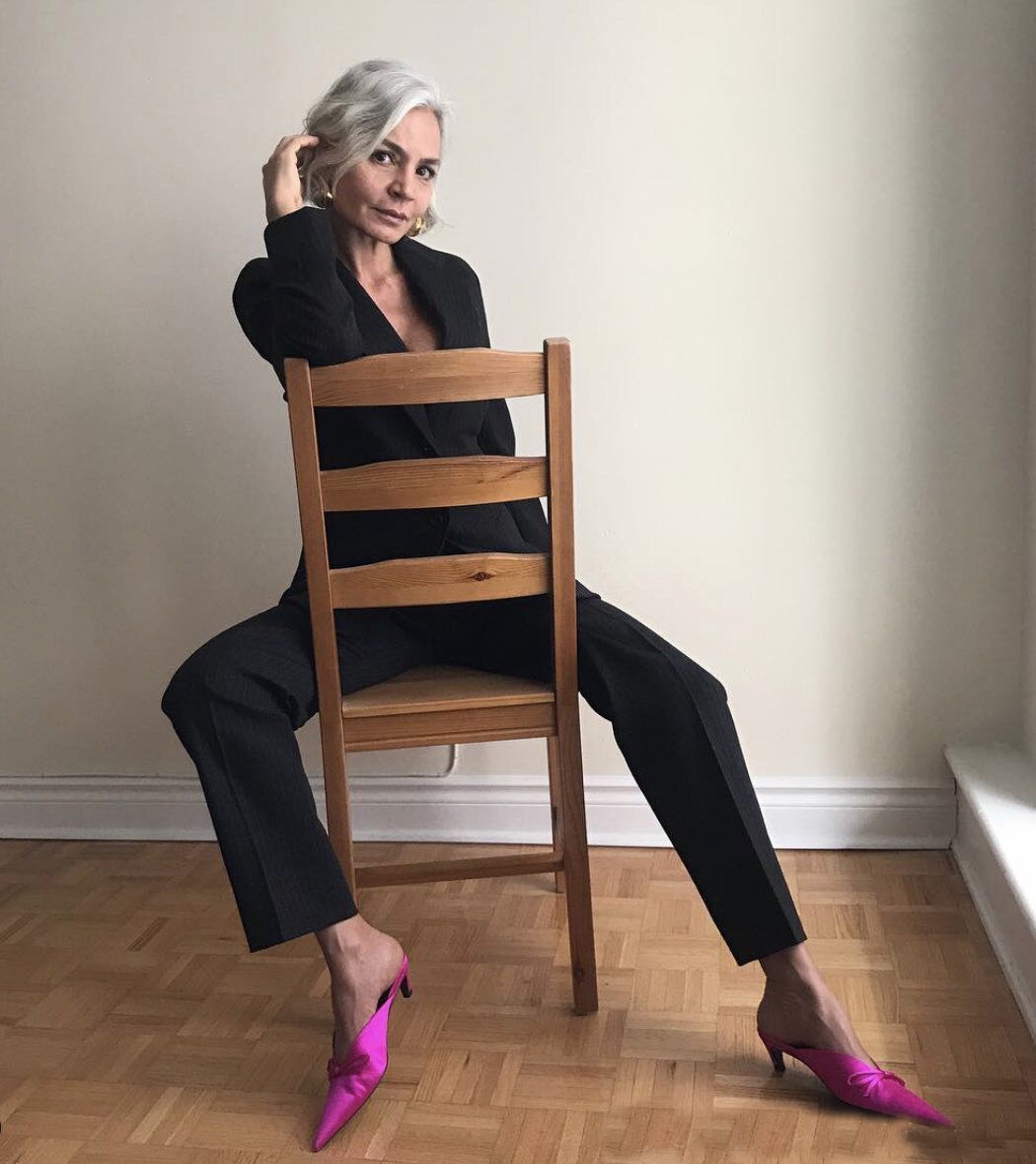 55岁奶奶穿高跟鞋蛇纹裤大玩红配绿性感起来太有魅力了