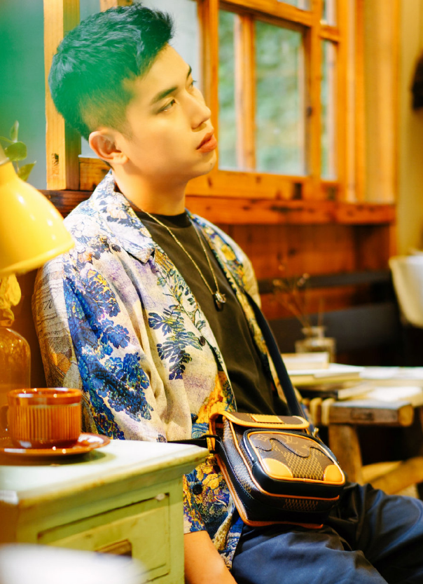 付鹏自立门户复出,离开李佳琦后大变样,这还是你认识的小助理吗