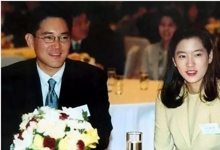 长女李富真长相好气质佳,事业上也是非常有能力,确实是个女强人,但