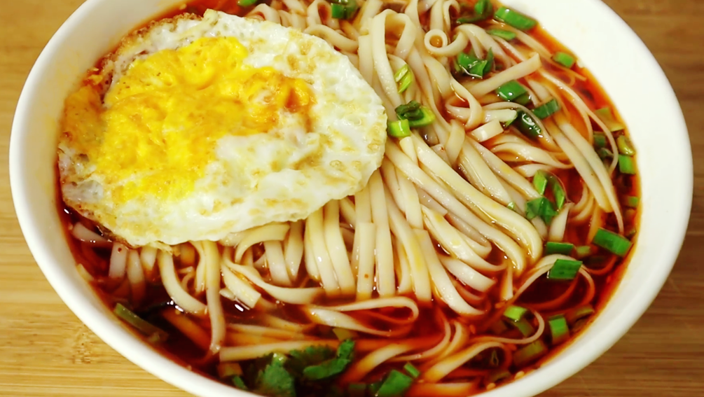 早晨就爱这么做面条,酸辣开胃,营养美味,5分钟搞定全家人早餐