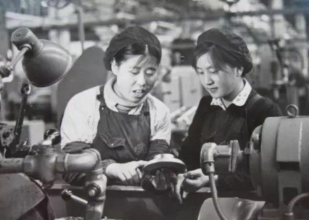 进入小学课本的无耻之徒，栽赃害死林场工人，成为全民英雄|全民英雄|刘学保|林场_新浪新闻