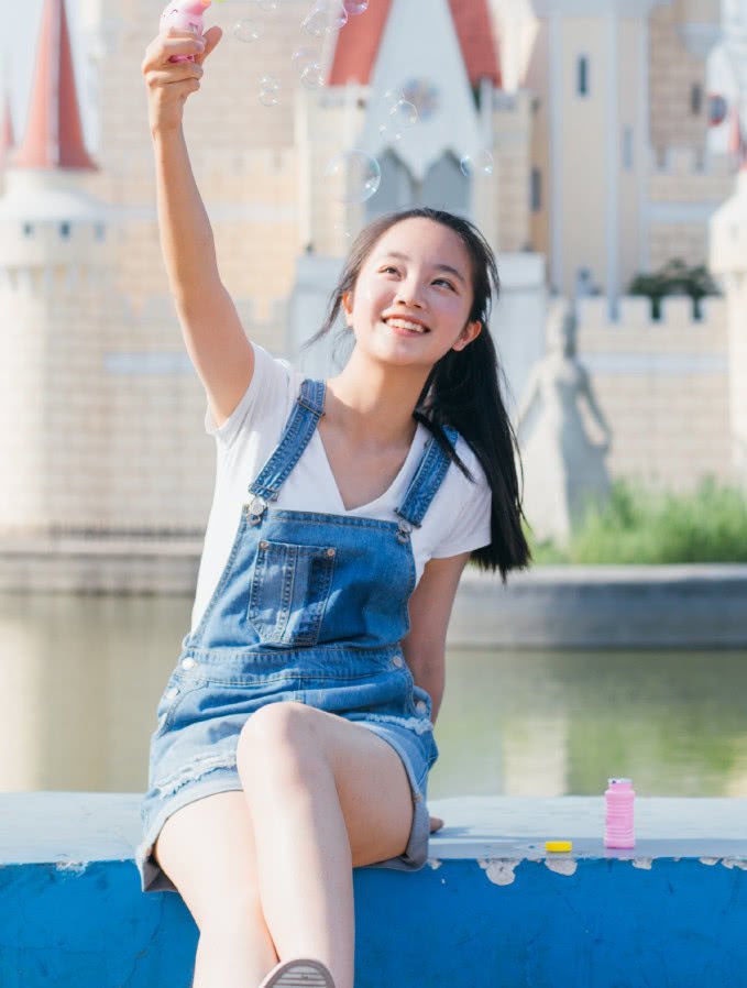 她小小年纪搭档成龙刘德华,签约林心如4年跑龙套,美过关晓彤|杨志雯