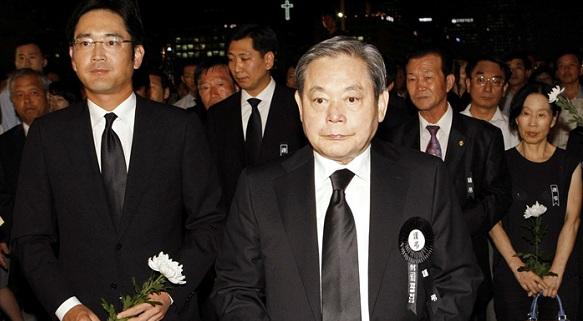 原料图:韩国三星集团会长李健熙和其长子李在镕。