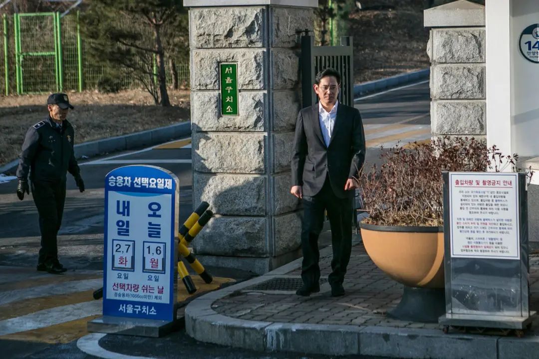 ▲2018年2月5日，三星集团副会长李在镕离开首尔看守所。图据韩联社