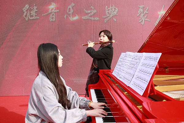 音乐党课上，以多元的音乐表演形式展现多部红色音乐作品。