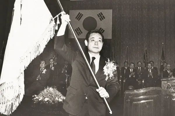 ▲1987年，李健熙在父亲去世当天接任三星集团董事长。图据《纽约时报》
