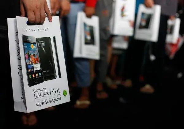 ▲2011年7月，印尼雅加达，排队购买三星手机的人们。图据路透社