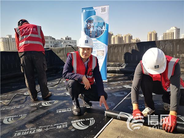 青岛老人收到特殊节日礼物 志愿者登门免费修漏雨房