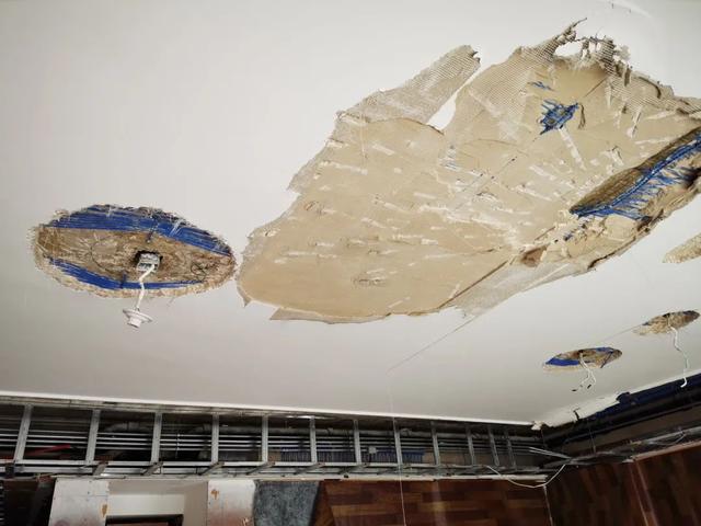 闹心！郑州男子花1500万买套精装豪宅，刚交房竟变成这样……休闲区蓝鸢梦想 - Www.slyday.coM