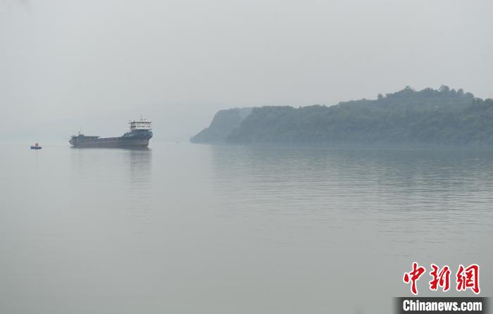 长江被薄雾笼罩。　陈超 摄