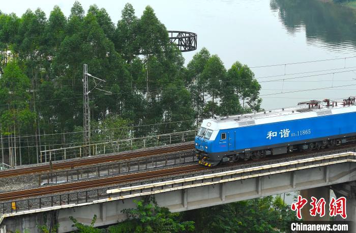 列车经过长江边。　陈超 摄