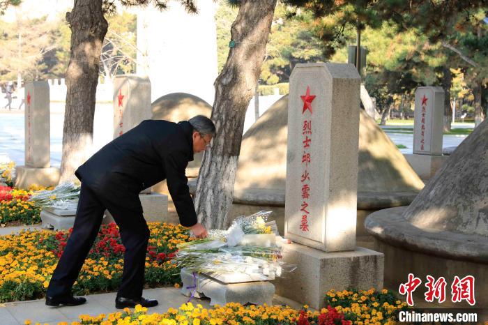 烈士邱少云墓前. 沈殿成 摄