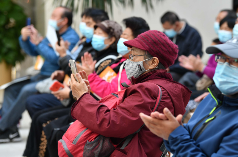 81岁的陈铎老师,民俗专家王钢,航材院社区志愿者林梅红,海淀区民政局