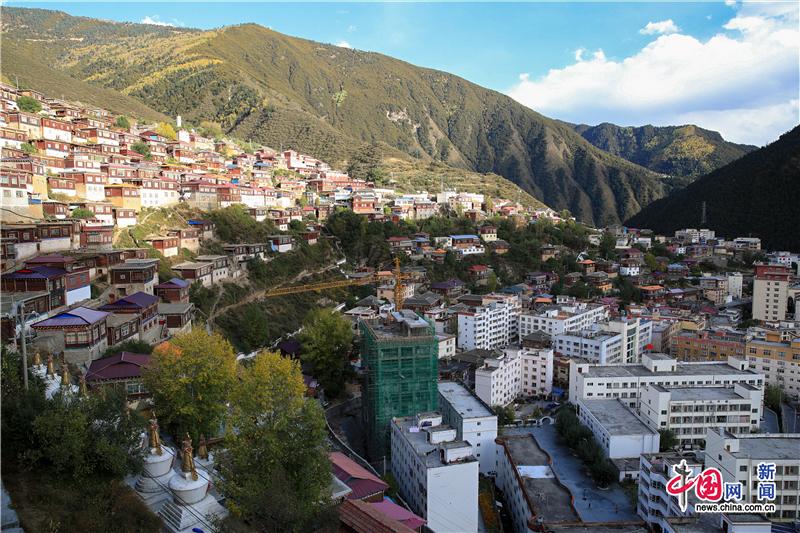 白玉县因白玉寺而得名,白玉寺依山而建,谷底平原修建县城.