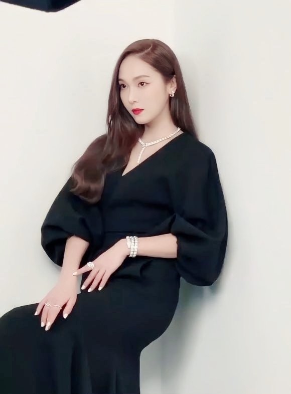 162cm郑秀妍身材好!身穿牛仔衫配超短裙秀美腿,显高又时髦