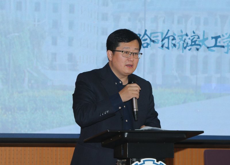 哈尔滨工业大学可持续发展与城市治理研究所所长马涛教授主持开幕