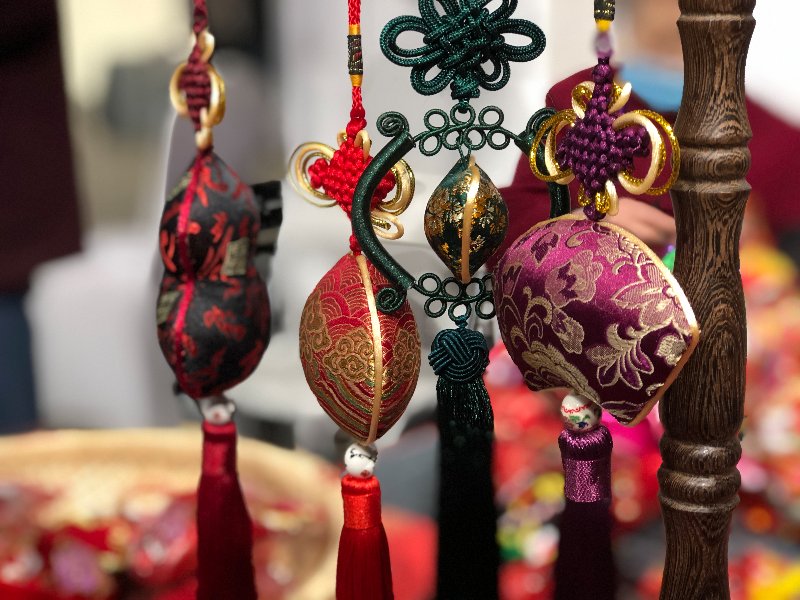 徐州香包合实用性与观赏性,它造型纯朴,图案精美,色彩艳丽,绣法工整