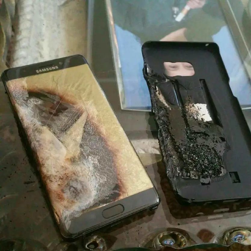 ▲2016年8月，被寄予厚望的三星新一代智能手机旗舰Galaxy Note 7全球发售，并取得不俗销量。但随后，Note 7传出多起爆炸事故。图据《独立报》