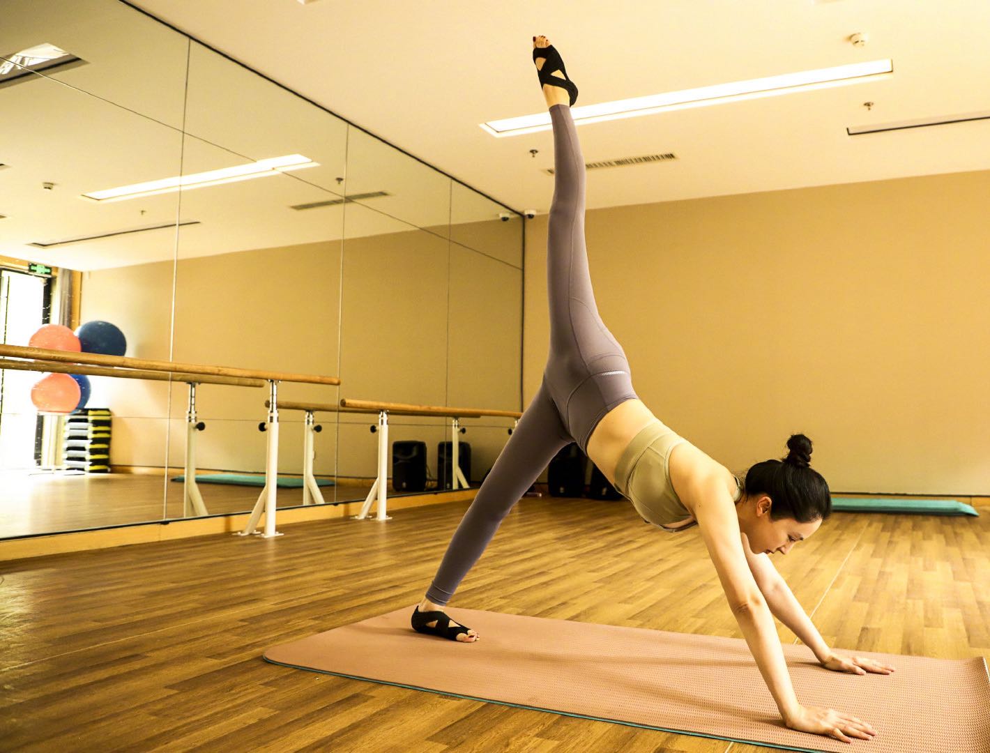 40岁董璇柔韧度惊人,穿瑜伽服秀"一字马",身材线条凹凸有致